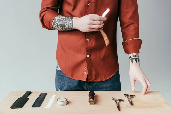 Image Recadrée Barbier Tatoué Tenant Rasoir Isolé Sur Blanc — Photo gratuite