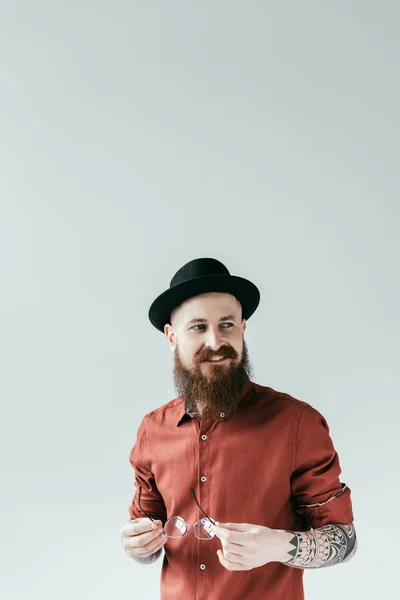 Smiling Bearded Man Hat Holding Glasses Isolated White — Free Stock Photo