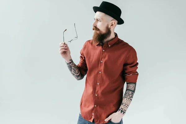 Barbudo Guapo Hombre Sosteniendo Gafas Aislado Blanco — Foto de Stock