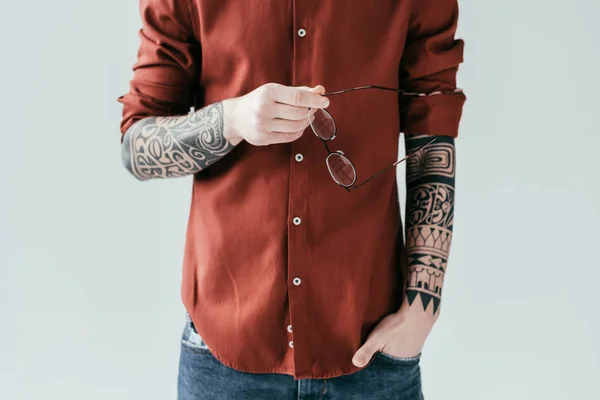 Beskuren Bild Tatuerade Man Stående Med Glasögon Isolerad Vit — Stockfoto