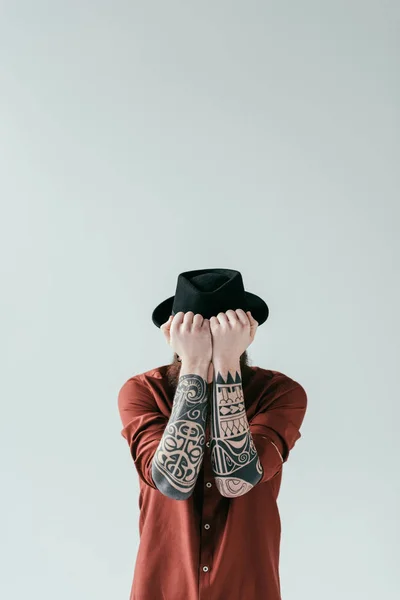 Tetovaný Muž Pokrývající Obličej Rukama Izolované Bílém — Stock fotografie
