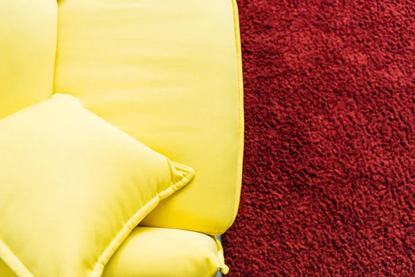 Tampilan Atas Sofa Kulit Kuning Dan Karpet Berbulu Merah — Stok Foto
