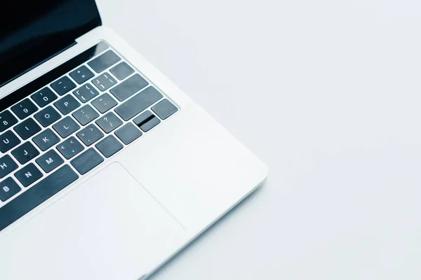 Vista Parcial Laptop Com Tela Branco Superfície Branca — Fotografia de Stock