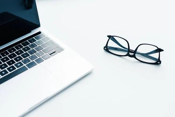 Laptop Com Tela Branco Óculos Lado Concepção Minimalista — Fotografia de Stock
