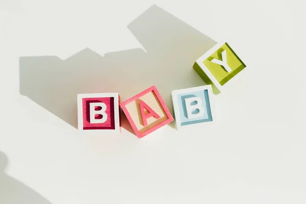手紙木製のブロックの単語の赤ちゃんのトップ ビュー — ストック写真