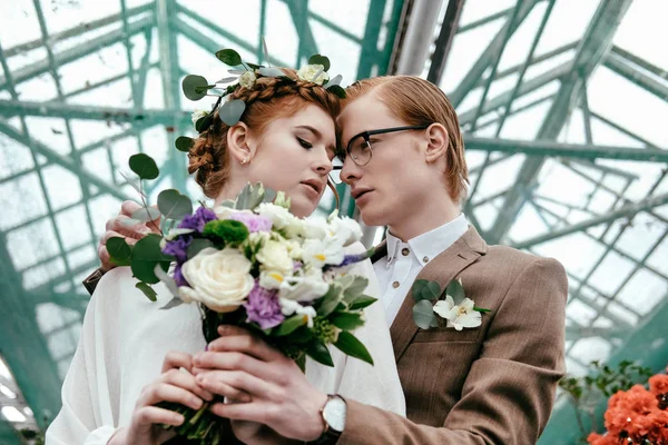 Låg Vinkel Syn Fashionabla Bruden Och Brudgummen Växthus — Stockfoto