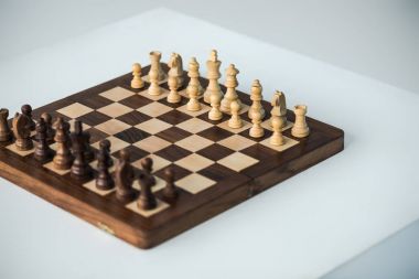 Yeni oyun üzerinde beyaz izole için satranç tahtası chees adet yüksek açı görünümünü ayarlama