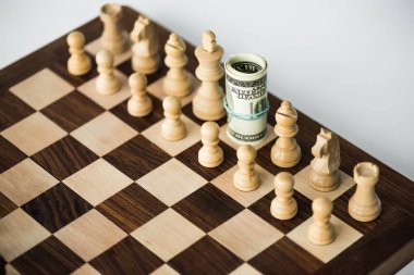 Nakit ve beyaz satranç taşları beyaz yüzeyi ile satranç masası