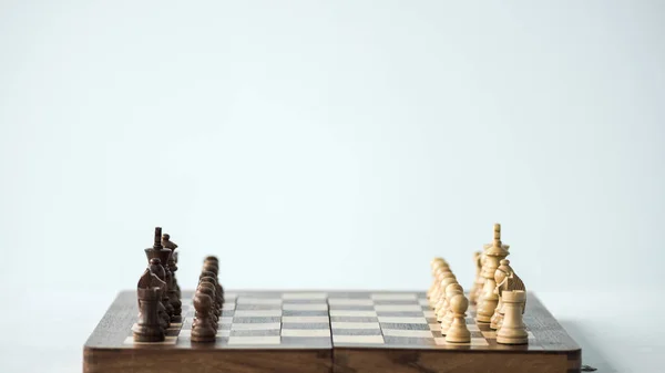 チェスの駒でチェス盤を白で隔離の新しいゲームの設定 — ストック写真