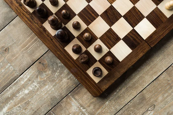 Abgeschnittenes Bild Eines Schachbretts Mit Schachfiguren Auf Hölzerner Oberfläche — kostenloses Stockfoto