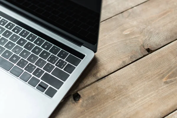 Ausgeschnittene Ansicht Des Laptops Auf Rustikaler Holzoberfläche — kostenloses Stockfoto