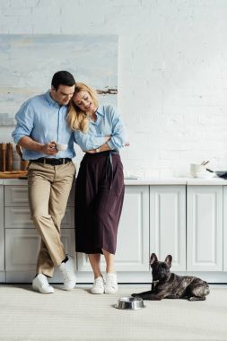 İki kahve içme ve Fransız buldozer mutfak üzerinde bakarak 