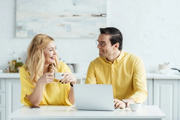 Pretty Couple Coffee Looking Each Other Sitting Laptop Kitchen Table — Stock Photo, Image