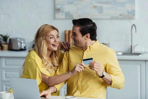 Smiling Couple Laptop Sharing Credit Card — Stock Photo, Image