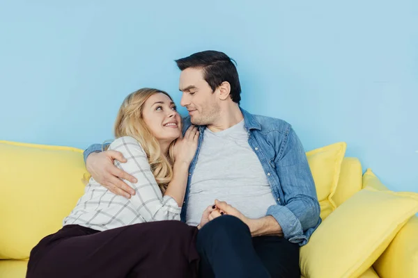 Romantic Couple Sitting Holding Hands Yellow Sofa — Free Stock Photo