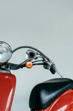 Gri izole kırmızı retro scooter Kiralama