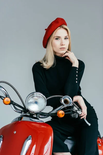 Chica Rubia Moda Apoyada Scooter Vintage Aislado Gris — Foto de Stock