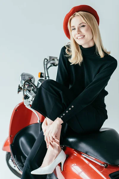 Mujer Bonita Con Estilo Boina Roja Posando Por Scooter Vintage — Foto de Stock