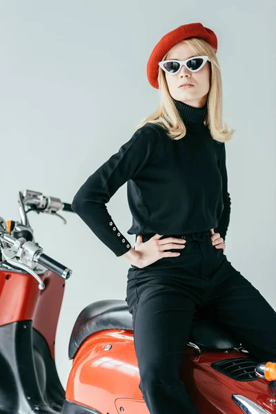 Ragazza Bionda Alla Moda Berretto Rosso Posa Scooter Vintage Isolato — Foto Stock