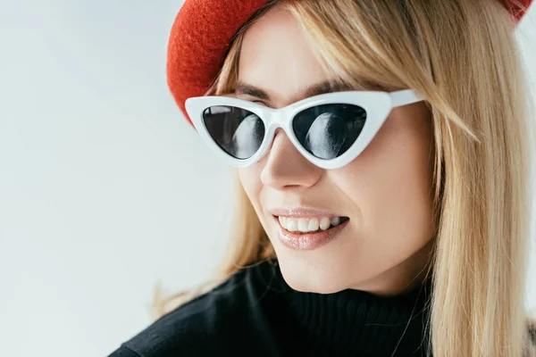 Aantrekkelijke Jonge Vrouw Rode Baret Zonnebril Geïsoleerd Grijs — Stockfoto