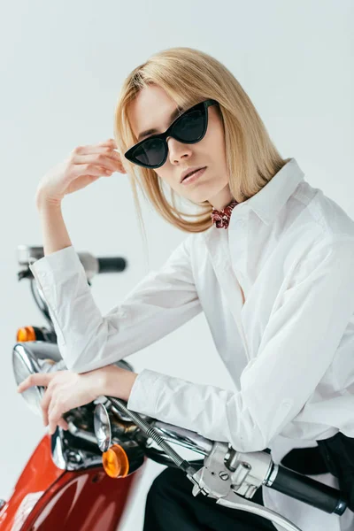 Stijlvolle Mooie Vrouw Zonnebril Vintage Scooter Geïsoleerd Wit — Stockfoto