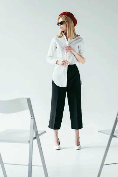 Jolie Femme Élégante Noir Blanc Debout Devant Des Chaises — Photo