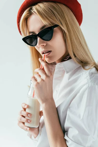 Chica Rubia Moda Bebiendo Leche Aislada Blanco — Foto de Stock