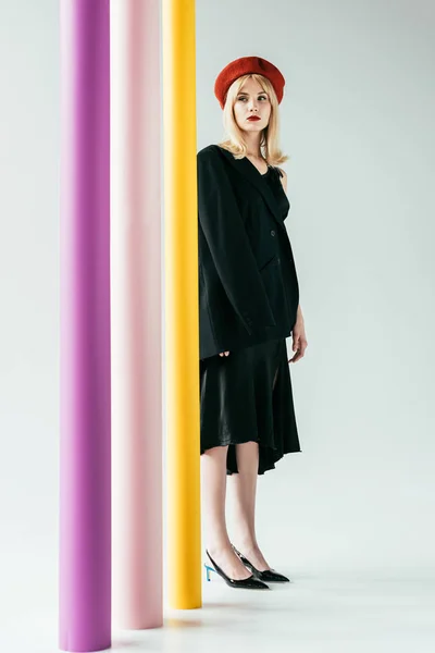 Stylowa Dziewczyna Blondynka Czarna Sukienka Stwarzające Przez Kolorowe Filarów — Zdjęcie stockowe