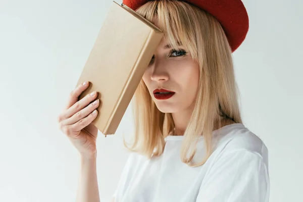 Chica Rubia Moda Con Labios Rojos Sosteniendo Libro Aislado Gris — Foto de Stock