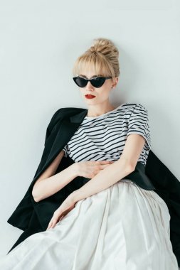 Çekici genç kadın siyah ceket ve güneş gözlüğü takmış