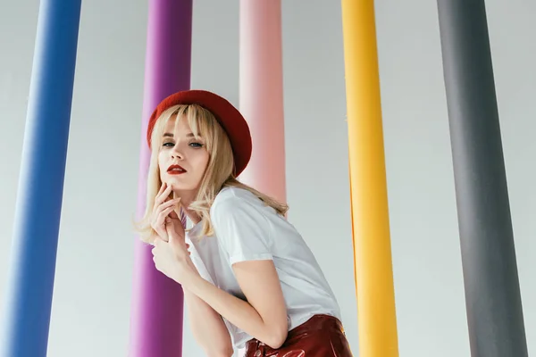 Chica Rubia Bonita Ropa Roja Blanca Por Columnas Coloridas — Foto de Stock