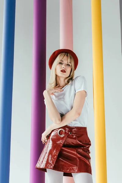 Mujer Bonita Con Estilo Ropa Roja Blanca Por Columnas Colores — Foto de Stock