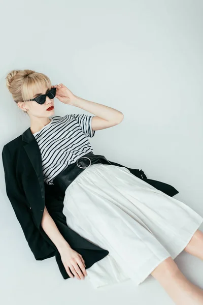 Модна Блондинка Чорно Білому Одязі — стокове фото