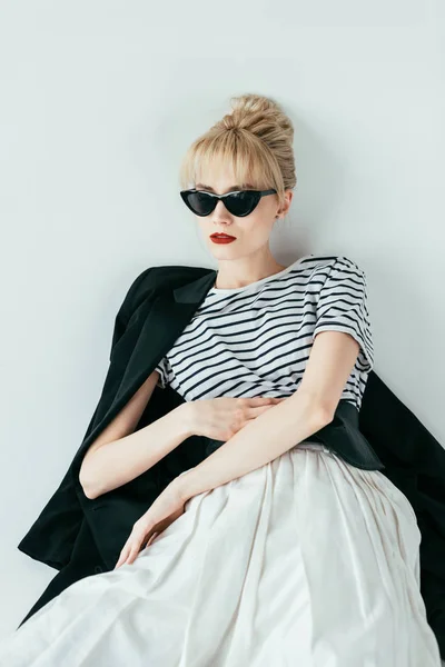 Attraktive Junge Frau Mit Schwarzer Jacke Und Sonnenbrille — kostenloses Stockfoto