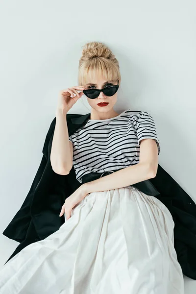 Mujer Joven Atractiva Ropa Gafas Sol Blanco Negro — Foto de Stock