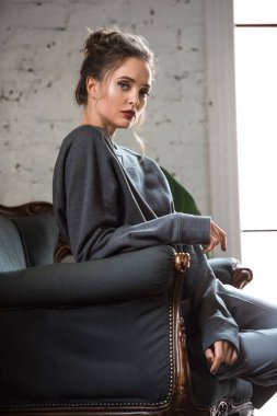koltukta oturan ve kameraya bakarak güzel şık kız portresi