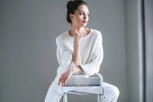 Portret Van Mooie Brunette Vrouw Trendy Witte Kleren Zittend Een — Stockfoto