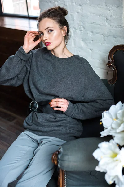 Elegante Junge Frau Trendigen Outfit Sitzt Auf Einem Sessel Und — Stockfoto