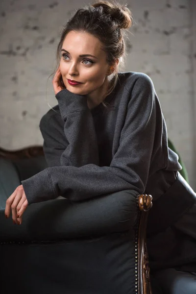 Retrato Mujer Morena Pensativa Ropa Gris Sentada Sillón Mirando Hacia — Foto de Stock