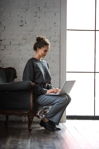 Vista Completa Hermosa Mujer Sonriente Con Estilo Utilizando Ordenador Portátil — Foto de stock gratis