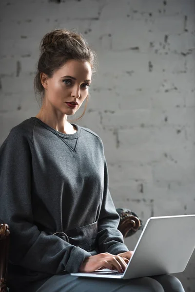 Bela Mulher Morena Usando Laptop Olhando Para Câmera Dentro Casa — Fotografia de Stock