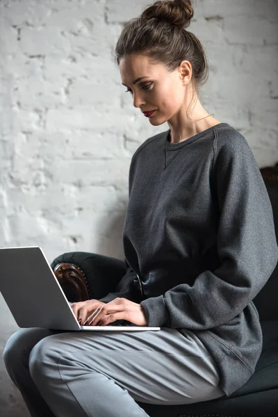 Belle Femme Concentrée Vêtements Gris Aide Ordinateur Portable — Photo