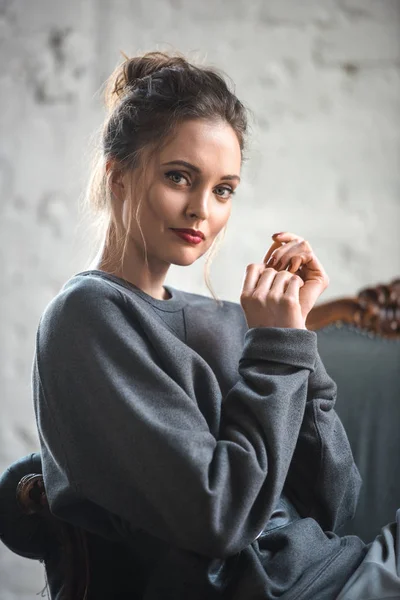 Atractiva Mujer Morena Traje Elegante Sentado Sillón Sonriendo Cámara — Foto de Stock