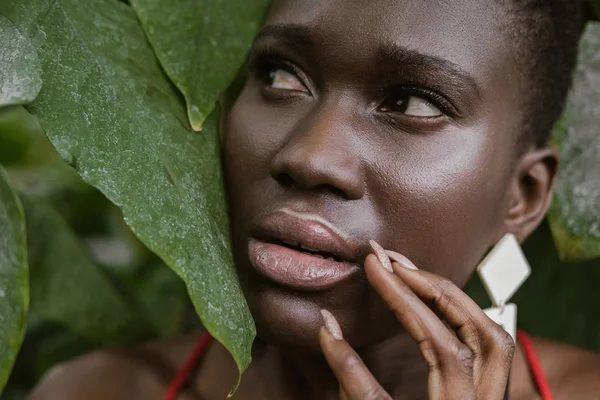 緑豊かな庭園でポーズおびえたのアフリカ系アメリカ人の女の子  — 無料ストックフォト