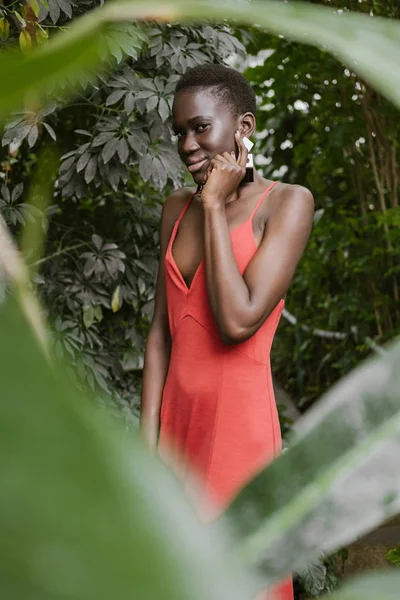 Enfoque Selectivo Elegante Mujer Afroamericana Posando Vestido Rojo Jardín — Foto de stock gratuita