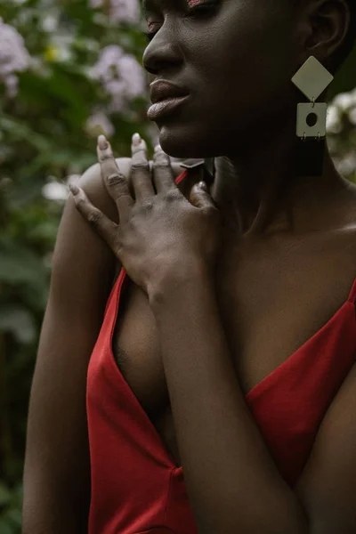 Μοντέρνα Διαγωνισμού Αφρικανική Αμερικανική Γυναίκα Που Ποζάρει Στο Κόκκινο Φόρεμα — Δωρεάν Φωτογραφία