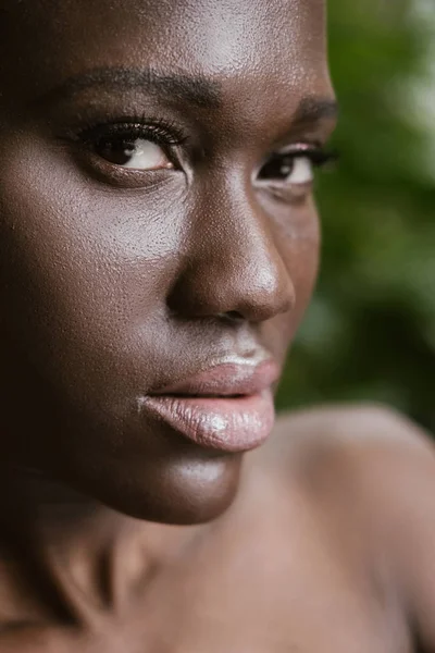 Retrato Bela Menina Americana Africana Olhando Para Câmera — Fotografia de Stock