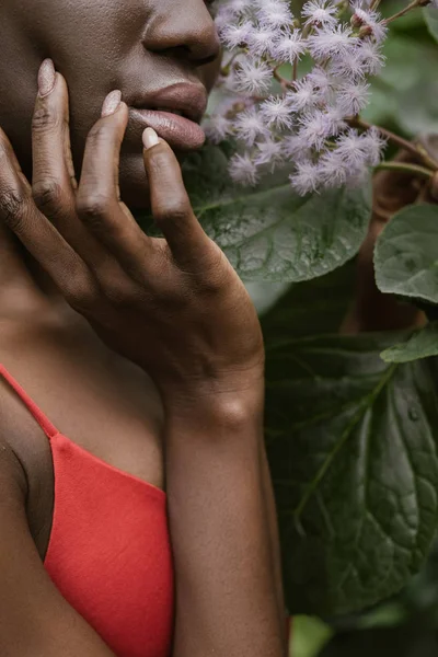 Vágott Kilátás Stílusos Afro Amerikai Lány Piros Ruhában Pózol Virágok — Stock Fotó