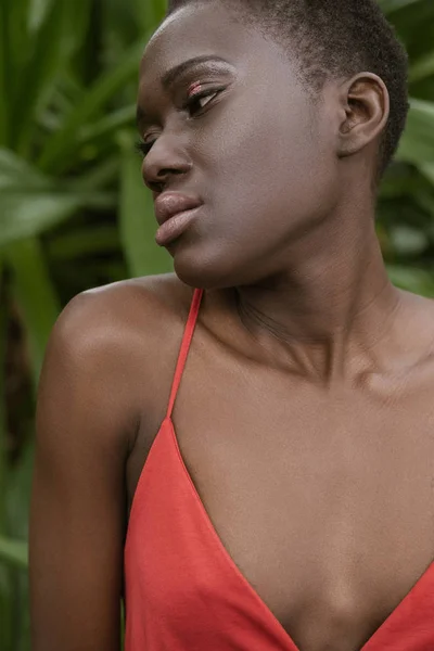 Hermosa Mujer Afroamericana Moda Con Pelo Corto — Foto de stock gratis