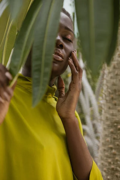 Tierna Mujer Afroamericana Elegante Posando Detrás Hojas Tropicales — Foto de Stock